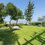 Hébergement de vacances Garden House With Sea View